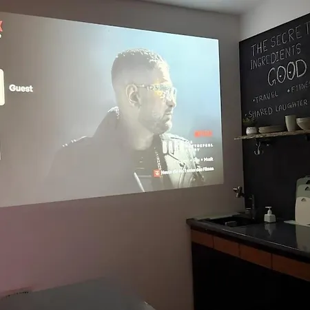 King Bed - Full Kitchen - Balcony Apartment