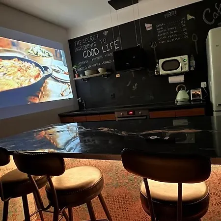 King Bed - Full Kitchen - Balcony Apartment *