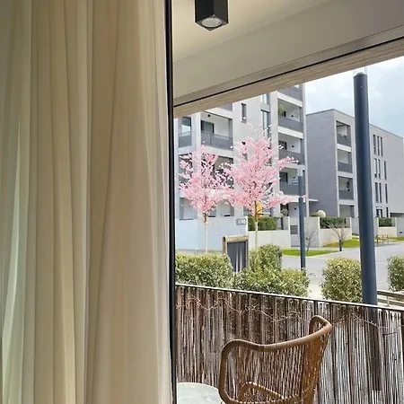 King Bed - Full Kitchen - Balcony 아파트