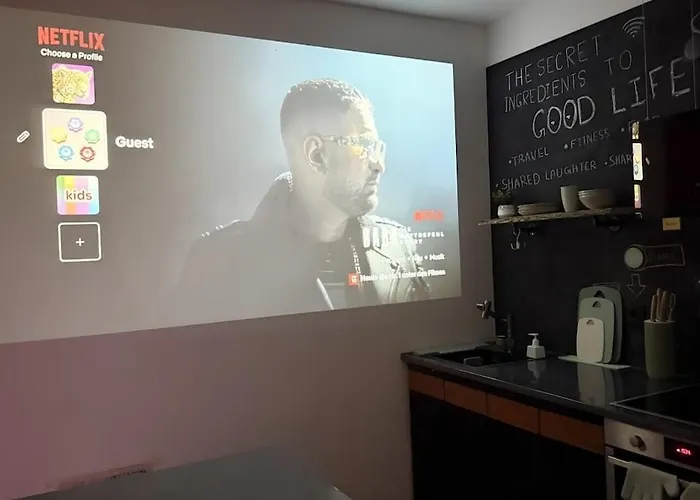 King Bed - Full Kitchen - Balcony Apartment